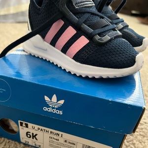 Girls Adidas size 6c